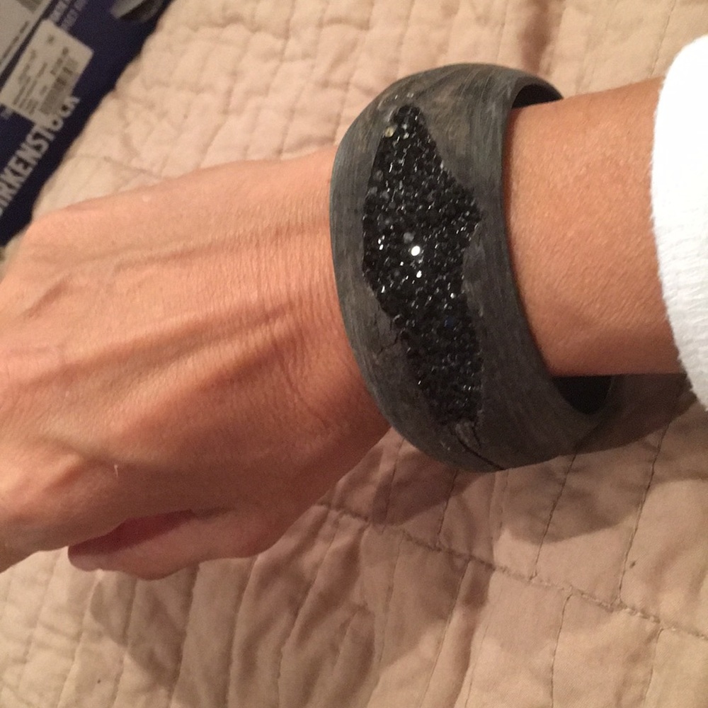 Gorgeous Zeffiria bracelet with black crystals